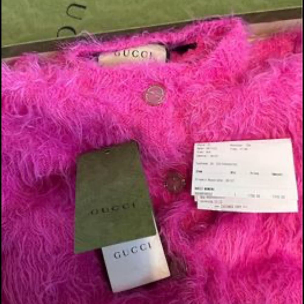 Gucci authentic Pink Shag Knit Cardigan. New. No used. XS